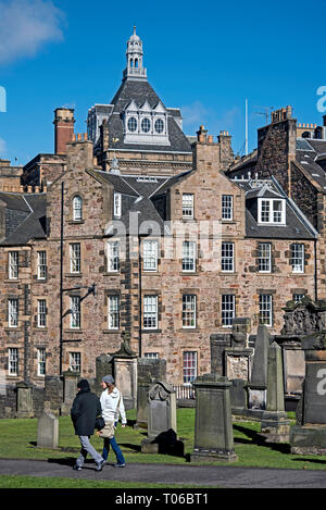 Ein paar wenige durch Greyfriars Kirkyard in der Altstadt von Edinburgh. Stockfoto