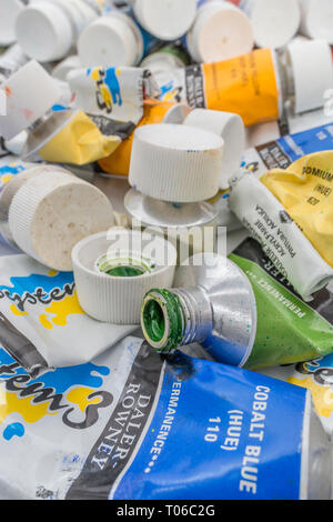 Daler-Rowney wasserlösliche Acrylfarbe Rohre. Metapher für Kreativität, Malen, künstlerische, kreative Farben. Stockfoto