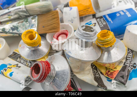 Daler-Rowney wasserlösliche Acrylfarbe Rohre. Metapher für Kreativität, Malen, künstlerische, kreative Farben, Makro Farbe. Stockfoto
