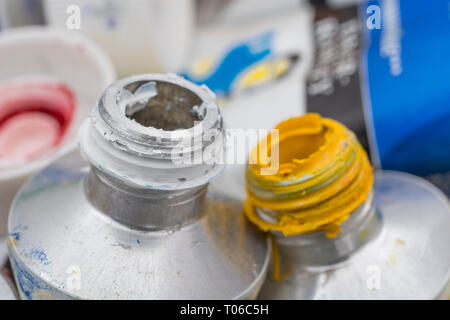 Makro - Foto Daler-Rowney wasserlösliche Acrylfarbe Rohre. Metapher für Kreativität, Malen, künstlerische, kreative Farben, Makro Farbe. Stockfoto