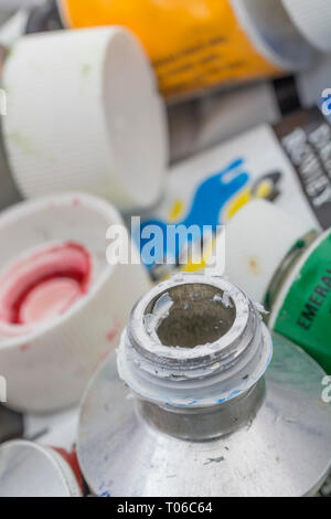 Makro - Foto Daler-Rowney wasserlösliche Acrylfarbe Rohre. Metapher für Kreativität, Malen, künstlerische, kreative Farben. Stockfoto