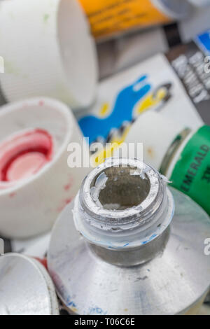 Makro - Foto Daler-Rowney wasserlösliche Acrylfarbe Rohre. Metapher für Kreativität, Malen, künstlerische, kreative Farben. Stockfoto