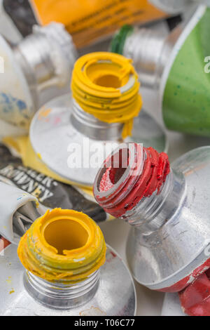Makro - Foto Daler-Rowney wasserlösliche Acrylfarbe Rohre. Metapher für Kreativität, Malen, künstlerische, kreative Farben. Stockfoto