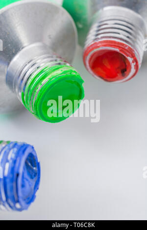 Daler-Rowney wasserlösliche Acrylfarbe Rohre. Metapher für Kreativität, Malen, künstlerische, kreative Farben, RGB. Stockfoto