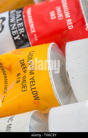 Makro - Foto von Daler-Rowney wasserlösliche Acrylfarbe Rohre. Metapher für Kreativität, Malen, künstlerische, kreative Farben. Stockfoto