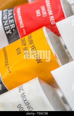 Makro - Foto von Daler-Rowney wasserlösliche Acrylfarbe Rohre. Metapher für Kreativität, Malen, künstlerische, kreative Farben. Stockfoto
