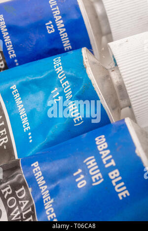 Makro - Foto von Daler-Rowney wasserlösliche Acrylfarbe Rohre. Metapher für Kreativität, Malen, künstlerische, kreative Farben. Stockfoto