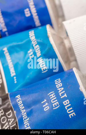 Makro - Foto von Daler-Rowney wasserlösliche Acrylfarbe Rohre. Metapher für Kreativität, Malen, künstlerische, kreative Farben. Stockfoto
