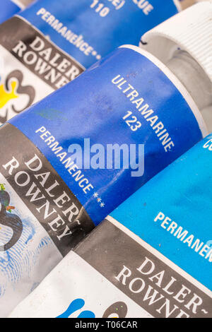 Makro - Foto von Daler-Rowney wasserlösliche Acrylfarbe Rohre. Metapher für Kreativität, Malen, künstlerische, kreative Farben. Stockfoto