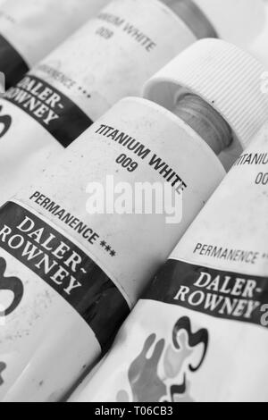 Daler-Rowney wasserlösliche Acrylfarbe Röhren voll. Metapher für Kreativität, Malen, künstlerisch. Schwarzweiß-Konvertierung von Bild zu reflektieren B&W. Stockfoto