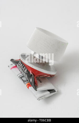 Daler-Rowney wasserlösliche Acrylfarbe tube leer - Cadmium rote Farbe. Metapher für Kreativität, Malen, künstlerische, kreative Farben. Stockfoto