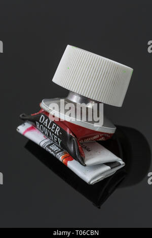 Daler-Rowney wasserlösliche Acrylfarbe tube leer - Cadmium rote Farbe. Metapher für Kreativität, Malen, künstlerische, kreative Farben. Stockfoto