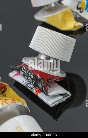 Daler-Rowney wasserlösliche Acrylfarbe Röhren leer - Cadmium rote Farbe. Metapher für Kreativität, Malen, künstlerische, kreative Farben. Stockfoto