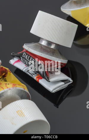 Daler-Rowney wasserlösliche Acrylfarbe Röhren leer - Cadmium rote Farbe. Metapher für Kreativität, Malen, künstlerische, kreative Farben. Stockfoto