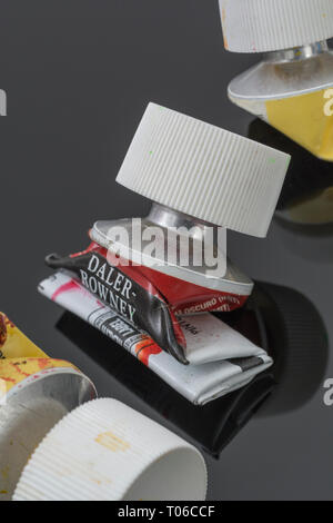 Daler-Rowney wasserlösliche Acrylfarbe Röhren leer - Cadmium rote Farbe. Metapher für Kreativität, Malen, künstlerische, kreative Farben. Stockfoto