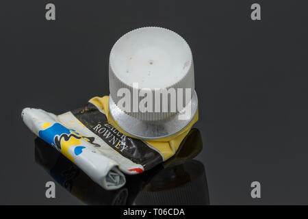 Daler-Rowney wasserlösliche Acrylfarbe tube leer - Cadmium gelbe Farbe. Metapher für Kreativität, Malen, künstlerische, kreative Farben. Stockfoto