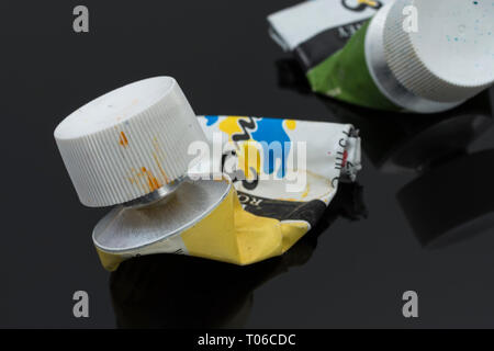 Daler-Rowney wasserlösliche Acrylfarbe Röhren leer - Cadmium gelbe Farbe. Metapher für Kreativität, Malen, künstlerische, kreative Farben. Stockfoto