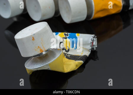 Daler-Rowney wasserlösliche Acrylfarbe Röhren leer - Cadmium gelbe Farbe. Metapher für Kreativität, Malen, künstlerische, kreative Farben. Stockfoto