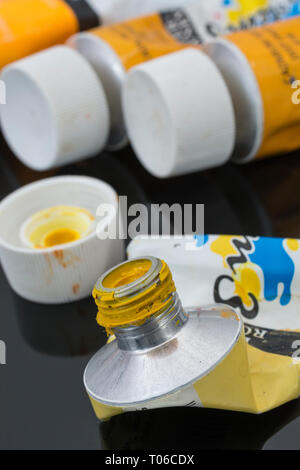 Daler-Rowney wasserlösliche Acrylfarbe Röhren leer - Cadmium gelbe Farbe. Metapher für Kreativität, Malen, künstlerische, kreative Farben. Stockfoto