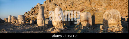 Statue Köpfe, von rechts, Löwe, Adler, Herekles, Apollo, Zeus, Kommagene, Antiochos, & Adler, 62 BC Royal Grab von König Antiochos I Theos von Commagen Stockfoto