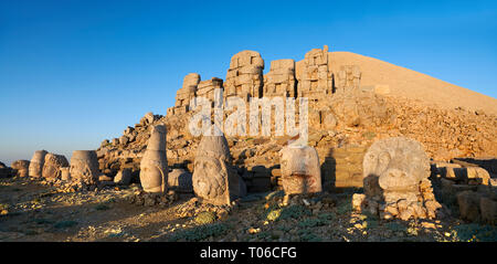 Statue Köpfe, von rechts, Löwe, Adler, Herekles, Apollo, Zeus, Kommagene, Antiochos, & Adler, mit kopflosen Sitzstatuen vor dem Stein pyra Stockfoto