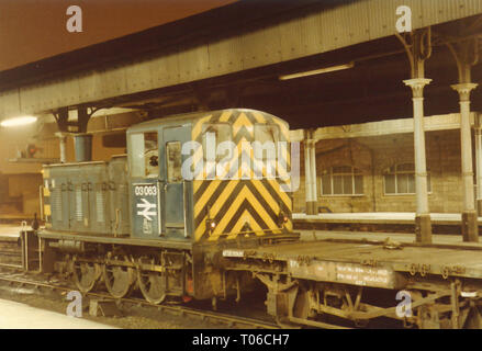 Klasse 03 03063 sitzt in Plattform 12 in Newcastle Central Station am 3. Dezember 1984 Mit der runner Wagen und Pakete Vans für 1 V50 TPO nach Bristol. Stockfoto