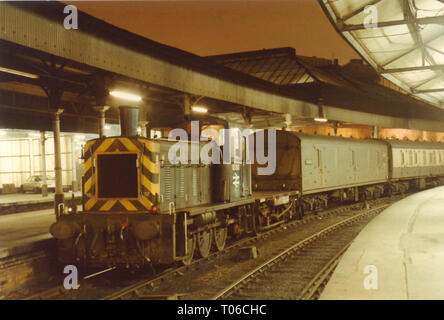 Klasse 03 03063 sitzt in Plattform 12 in Newcastle Central Station am 3. Dezember 1984 Mit der runner Wagen und Pakete Vans für 1 V50 TPO nach Bristol. Stockfoto