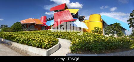 Großer Panoramablick auf Biomuseo, ein Museum der Naturgeschichte Mittelamerikas, Gebäude außen und Blumengarten von Amador Causeway in Panama City Stockfoto