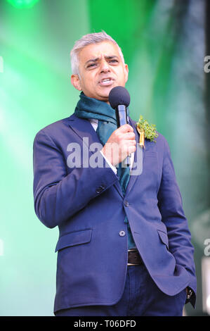 Sadiq Khan gesehen Sprechen während der Parade. London feiert St. Patricks Tag, mit einer Parade entlang Piccadilly und Regent St, zusammen mit Musik und Tanz auf der Bühne auf dem Trafalgar Square, mit einer Rede von Schauspieler James Nesbitt, Bürgermeister von London, und österliche Donohue. Stockfoto