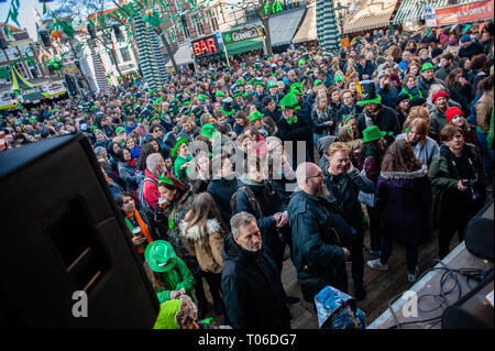 Menschen werden gesehen, Warten auf die irische Musik während der Feier. St. Patrick's Day gefeiert wurde zum neunten Mal in der niederländischen Stadt Den Haag. Dies ist die größte Feier der St. Patrick's Day in den Niederlanden. Jedes Jahr St. Patrick's Day gefeiert wird von über 75 Millionen Menschen weltweit. Ein Tag, an dem die irische Kultur zu feiern. Dieses Fest wird jedes Jahr von der Irish Club Niederlande und einigen irischen Pubs organisiert. Stockfoto