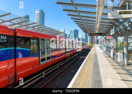 London, Großbritannien - 1. Mai 2018: DLR-Zug auf dem EAS-Indien entfernt. Die Docklands Light Railway ist eine automatisierte Light Metro System im östlichen Lond Stockfoto