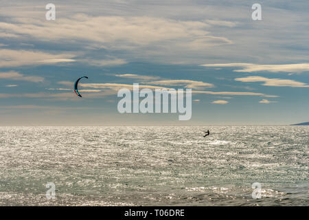 Kite Surfer in Aktion auf französische Riviera in Saint Raphael, Frankreich Stockfoto