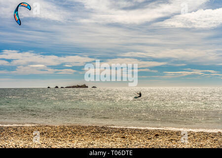 Kite Surfer in Aktion auf französische Riviera in Saint Raphael, Frankreich Stockfoto