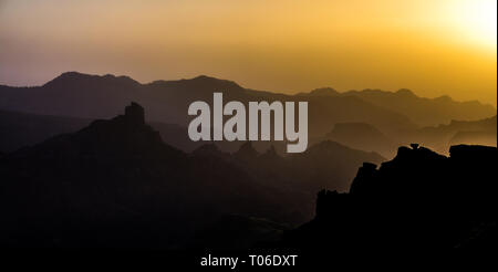 Sonnenuntergang an der Caldera de Tejeda, Degollada de las Palomas, Misty Mountain layer Schattierungen Landschaft Panorama von Pico de la Kappe, Insel Gran Canaria, Spai Stockfoto