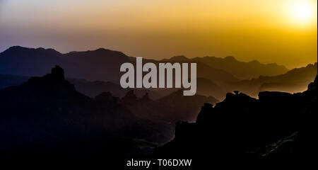 Sonnenuntergang an der Caldera de Tejeda, Degollada de las Palomas, Misty Mountain layer Schattierungen Landschaft Panorama von Pico de la Kappe, Insel Gran Canaria, Spai Stockfoto