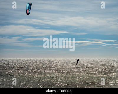 Kite Surfer in Aktion auf französische Riviera in Saint Raphael, Frankreich Stockfoto