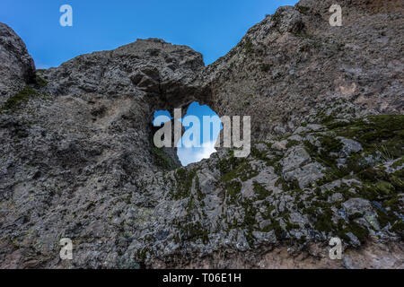 Erodierter Steinbogen Wissen als Ventana del nublo oder La Agujereada. Einer der höchsten Orte in Gran Canaria, Spanien Stockfoto