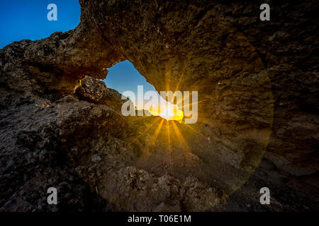 Sonnenuntergang und Berglandschaft Ansicht von erodierten Stein Bogen Wissen als Ventana del nublo oder La Agujereada. Einer der höchsten Orte der Insel Gran Canaria. Stockfoto