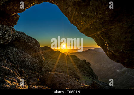 Sonnenuntergang und Mountin Querformat von erodierten Stein Bogen Wissen als Ventana del nublo oder La Agujereada. Eine Der hisgest Orte auf Gran Canaria. Stockfoto