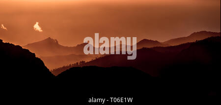 Sonnenuntergang und Berg neblige Landschaft Panoramablick von Barranco de Tejeda und Barranco de la Culata, von La Ventana del nublo. Eine der höchsten Ort Stockfoto