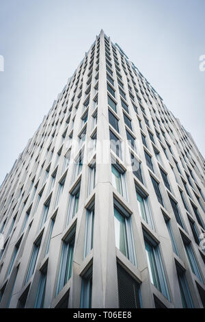 Ecke der modernen Wolkenkratzer Gebäude, mit Blick auf die Fassade Stockfoto