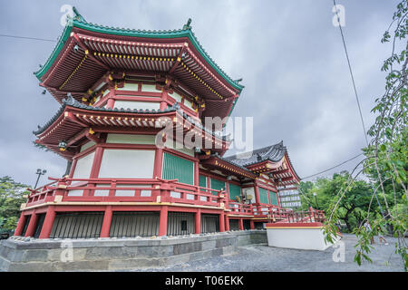 Der sechseckige Turm des Tempels Shinobazunoike Benten-do, in dem die Göttin Benzaiten verankert ist. Befindet sich im Ueno Park. Taito-ku, Tokio, Japan Stockfoto