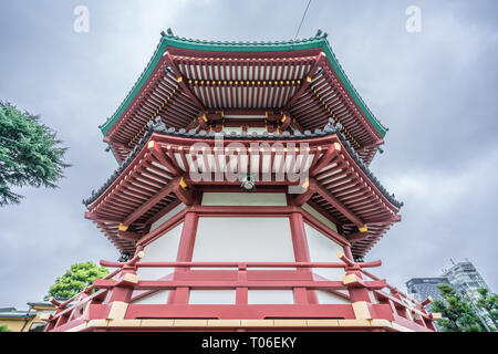 Der sechseckige Turm des Tempels Shinobazunoike Benten-do, in dem die Göttin Benzaiten verankert ist. Befindet sich im Ueno Park. Taito-ku, Tokio, Japan Stockfoto