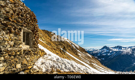 Zerstörte Gebäude aus Stein in den Alpen Skigebiet Isola 2000, Frankreich Stockfoto