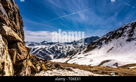 Zerstörte Gebäude aus Stein in den Alpen Skigebiet Isola 2000, Frankreich Stockfoto