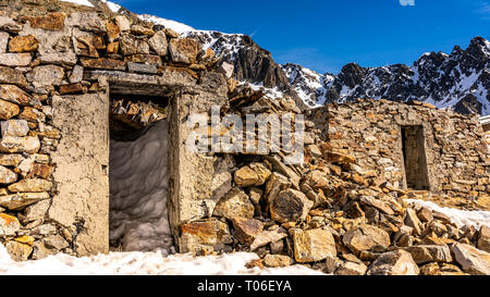 Zerstörte Gebäude aus Stein in den Alpen Skigebiet Isola 2000, Frankreich Stockfoto