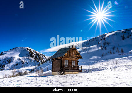 Snowy Mountains der französischen Alpen im Skigebiet Isola 2000, Frankreich Stockfoto