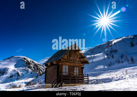 Snowy Mountains der französischen Alpen im Skigebiet Isola 2000, Frankreich Stockfoto