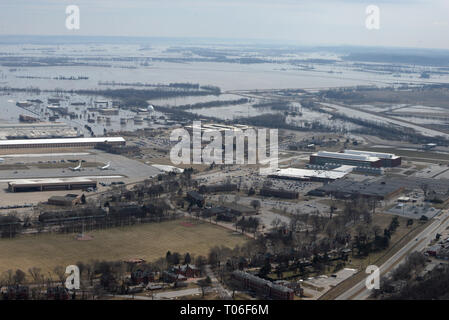 Ein Luftbild der Offutt Air Force Base und die umliegenden Bereiche, die durch Hochwasser betroffen am 16. März 2019. Eine Erhöhung der Wasserstände von umliegenden Flüsse und Wasserwege durch Record verursacht - Einstellung von Schneefall im Winter zusätzlich zu einer großen Abfall des Luftdrucks im Hochwasser bedroht weite über dem Zustand von Nebraska führte. (U.S. Air Force Foto von TSgt. Rachelle Blake) Stockfoto
