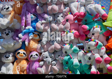 Stofftier Spielzeug zu einem fairen als Preise hängen an Masse an einer Wand. Stockfoto